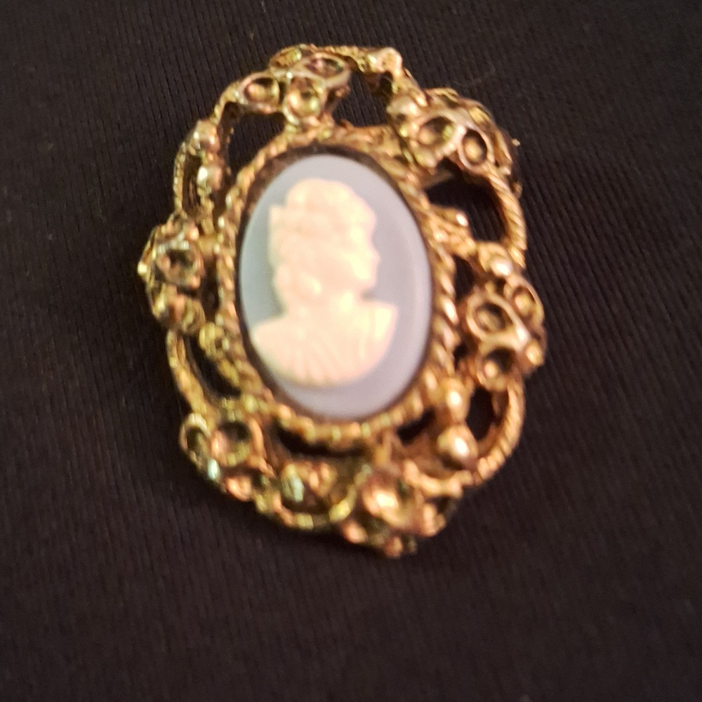Vintage Cameo Brooch